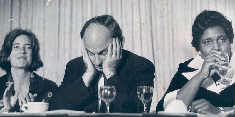 Le sénateur Adlai Stevenson III, D-Illinois, semble être en pleine réflexion avant son discours lors d