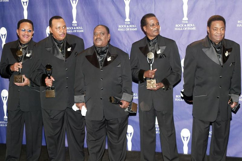 NEW YORK – Představitelé Verne Allison, Charles Barksdale, John Carter, Marvin Curtis Junior a Michael McGill z The Dells v zákulisí na 19. výroční zaváděcí večeři Rock and Roll Hall Of Fame v hotelu Waldorf Astoria 15. března 2004 v New Yorku.