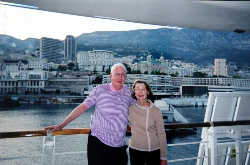 John i Peggy Gibbons w Monako. Lubili rejsy. Jak zwykł mawiać, Nieźle jak na dzieciaka z 69 ulicy i dziewczynę z Gage Park. | Dostarczone zdjęcie