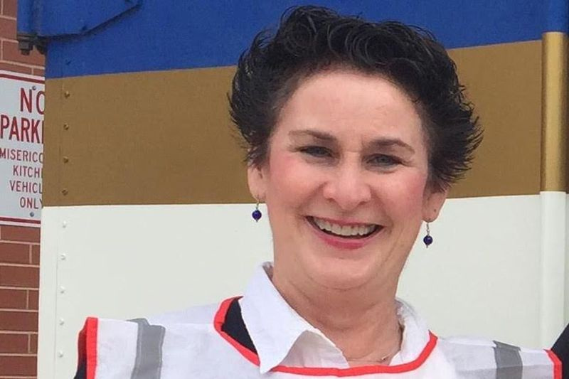Hvert år ville Therese Loftus koordinere tusindvis af mennesker, der uddeler mere end 1 million pakker med Jelly Belly slik i bytte for donationer til Misericordia Heart of Mercy.