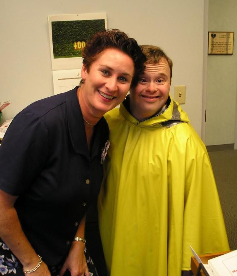 Therese Loftus med en beboer i Misericordia Home.