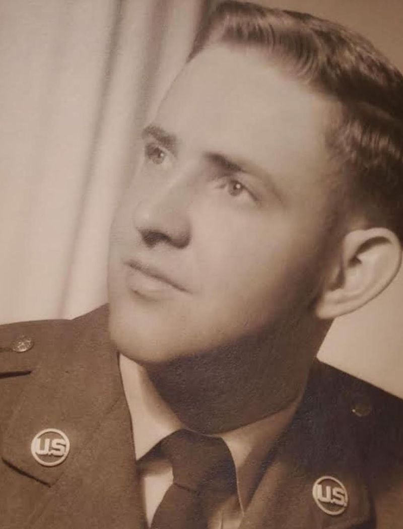 Rejs Loters dienēja gaisa spēkos pēc imigrācijas uz Ameriku no Vācijas.
