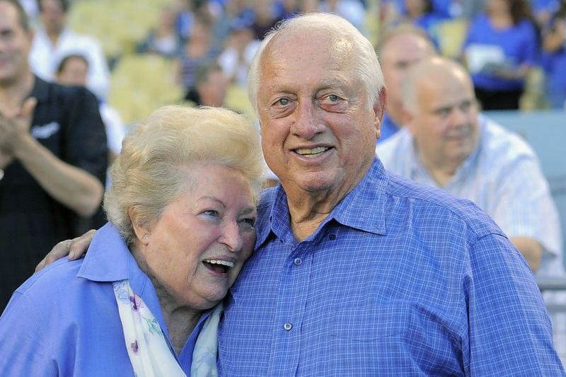 Tommy Lasorda dan isterinya Jo berpelukan sambil menonton video penghormatan kepada Tommy di Stadium Dodger pada 2013. Jo Lasorda meninggal dunia pada hari Isnin pada usia 91 tahun.