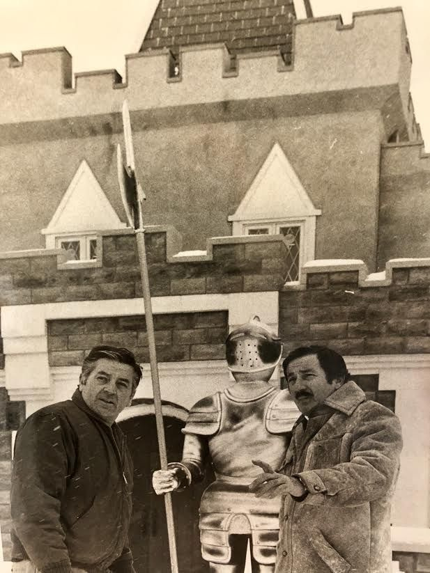 Гас Бознос (десно) и његов брат Ник Бознос на локацији Пар-Кинг у Линколнширу пре него што је отворена средином 1970-их. | Обезбеђена фотографија