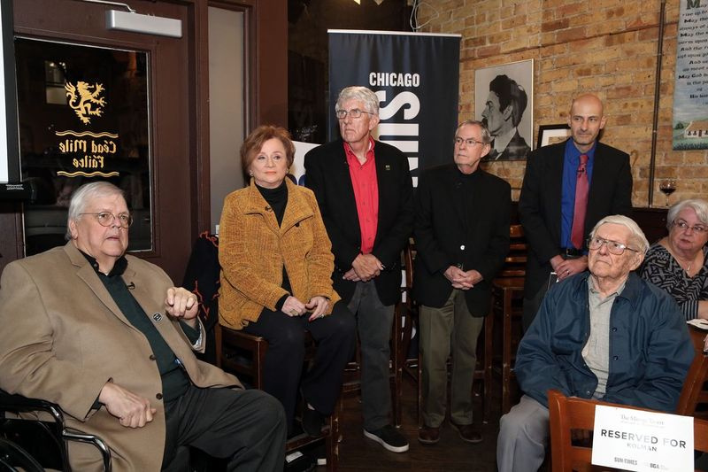 Zay Smith (din stânga) cu restul echipei Mirage, reporterii Pam Zekman și William Recktenwald și fotografi Jim Frost și Gene Pesek, la sărbătorirea a 40 de ani de la taverna Mirage, 25 ianuarie 2018.