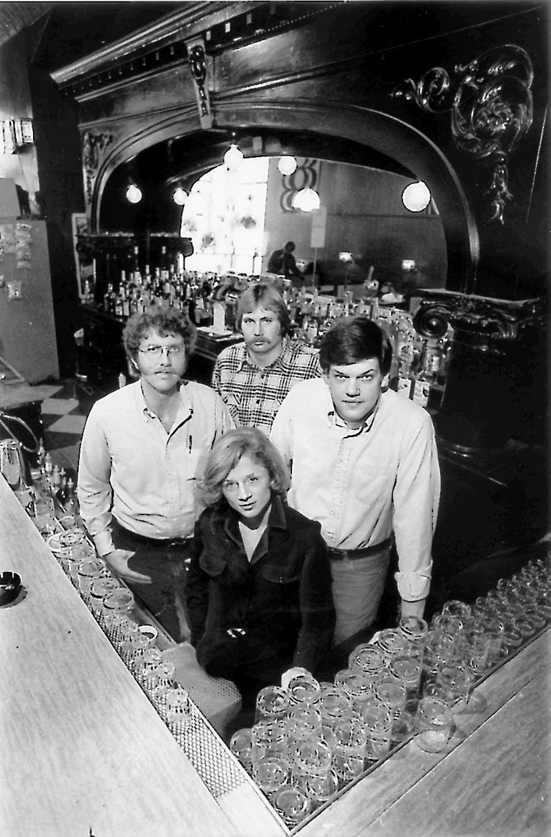 În 1998, reporterii Pamela Zekman (în față), Zay N. Smith (dreapta), William Recktenwald (stânga) și Jeff Allen, care s-au pozat drept proprietarul tavernei Mirage.