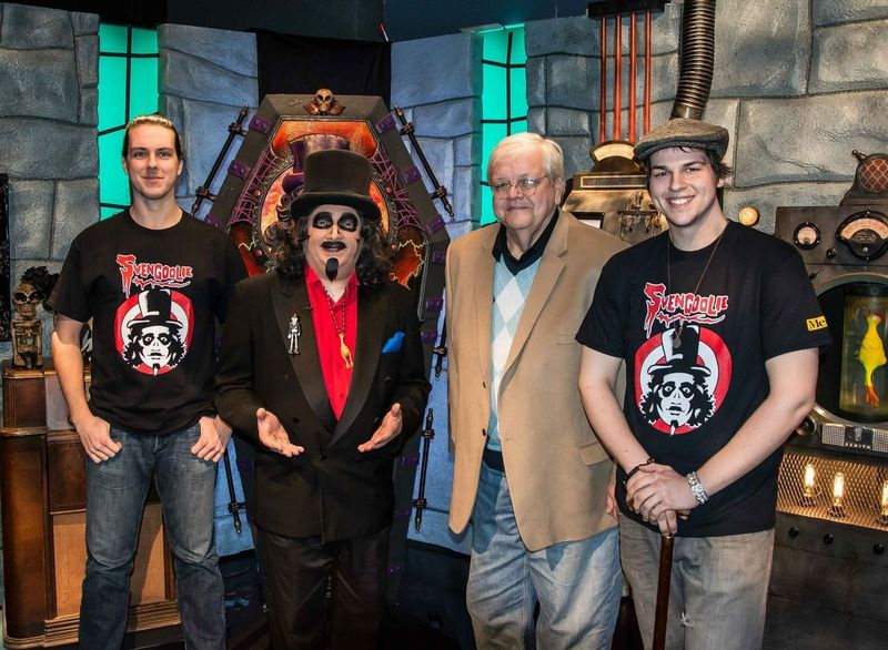 Zay Smith s-a bucurat de oportunitatea de a-și lua fiul Bryant (extrema stânga) și Zachary să-l cunoască pe Svengoolie de la TV, un coleg de joc.