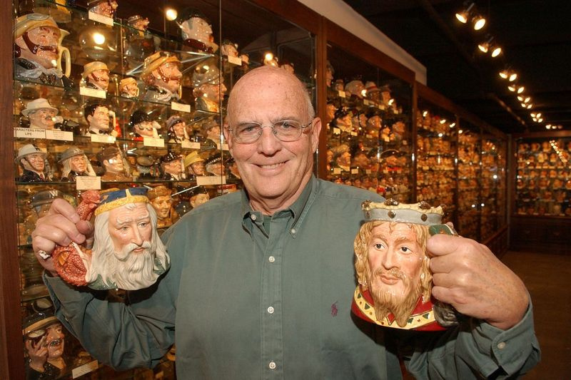 De Amerikaanse oprichter van het Toby Jug Museum, Stephen M. Mullins, pronkte in 2005 met een paar van de duizenden kannen met mokken die hij opende in het Evanston-museum om te laten zien.