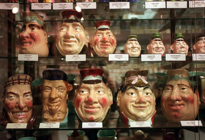 Een deel van de collectie van Stephen M. Mullins in zijn American Toby Jug Museum in Evanston.