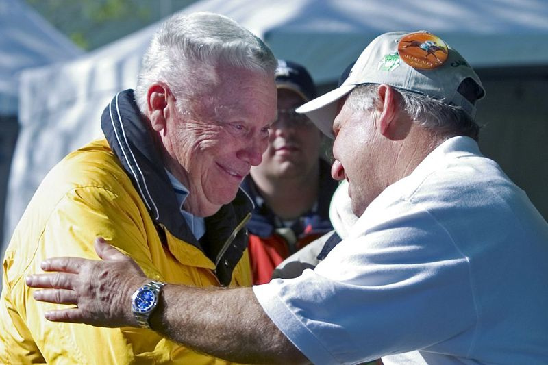 B. Wayne Hughes (stânga), fondatorul și președintele Public Storage a cărui pasiune pentru cursele de cai a culminat cu o victorie a Authentic în Kentucky Derby și Breeders’ Cup Classic 2020, a murit miercuri, 18 august 2021. Avea 87 de ani.