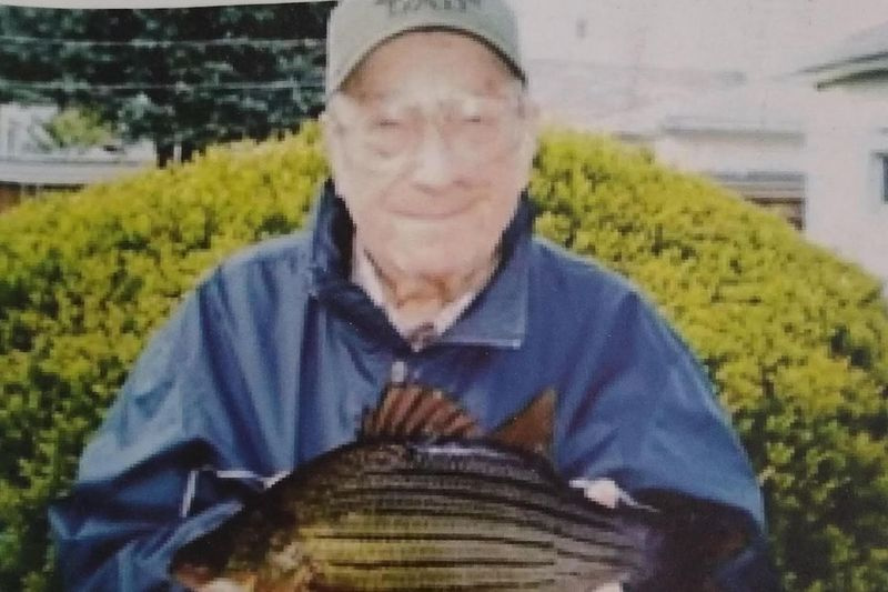 Casey Bloom med den gule bas, han fangede på Wolf River i Wisconsin i 2012, der slog en 40 år gammel rekord for en gul bas fanget med krog og line.