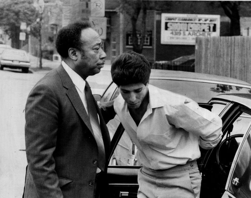 Rass Jūings pavadīja slepkavībā aizdomās turamo Marku Morando, kad viņš 1984. gadā padevās policijai.