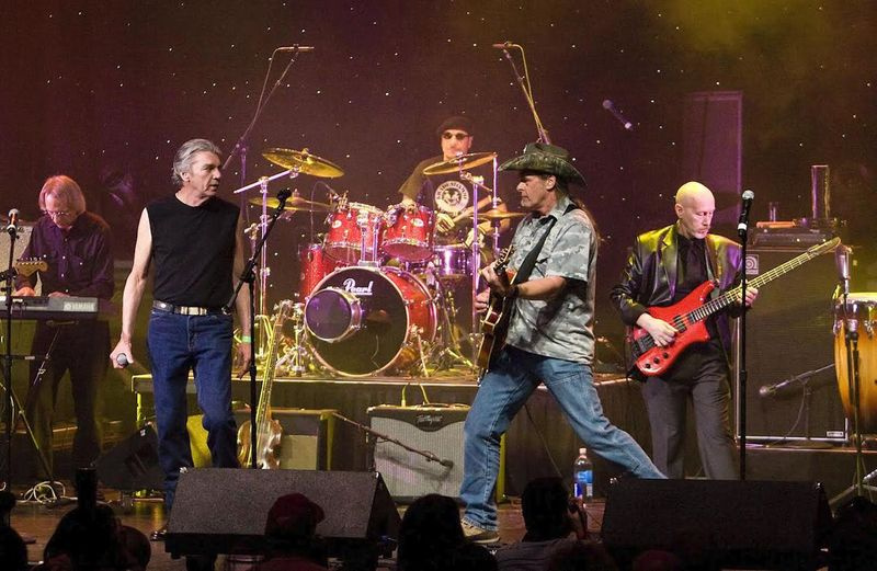 John Drake (kiri depan berbaju tanpa lengan) bersatu semula dengan ahli Amboy Dukes — termasuk Ted Nugent (tengah, bertopi koboi) di Anugerah Muzik Detroit 2009.