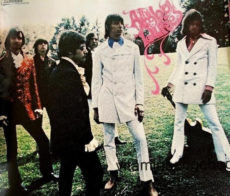The Amboy Dukes pada zaman kegemilangan mereka, termasuk John Drake (tengah, dalam sut putih) dan Ted Nugent (di sebelah kanan, juga berbaju putih).