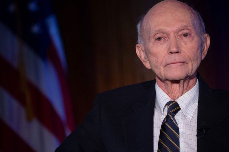 În această fotografie de fișier, astronautul american Apollo 11, Michael Collins, este văzut la Clubul Național de Presă din Washington, DC, pentru a discuta despre impactul misiunii sale istorice pe Lună pe 15 aprilie 2019. Collins, care a zburat cu modulul de comandă Apollo 11 în timp ce Colegii de echipaj au devenit primii oameni care au aterizat pe Lună în 1969, au murit pe 28 aprilie 2021 după ce s-au luptat cu cancerul, a spus familia sa.