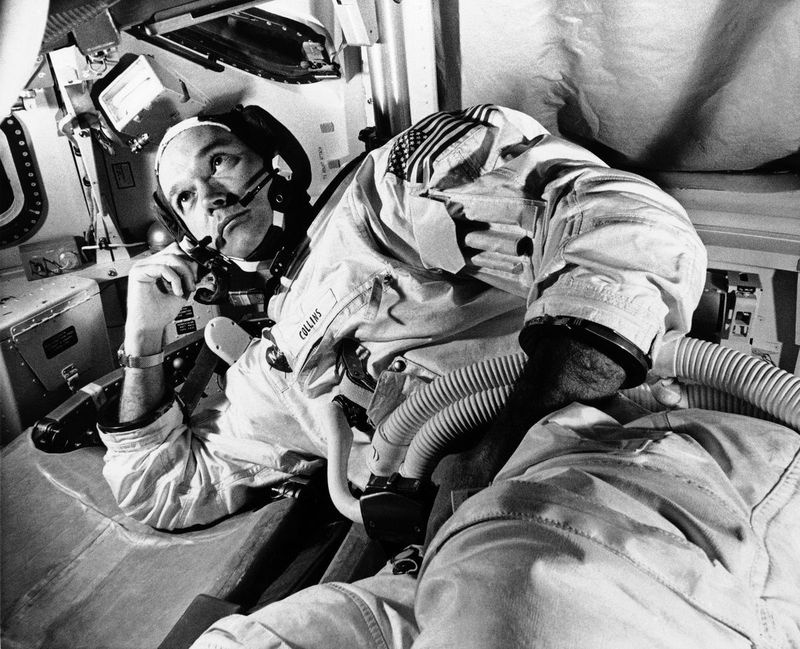 În această fotografie de fișier din 19 iunie 1969, astronautul pilot al modulului de comandă Apollo 11 Michael Collins ia o pauză în timpul antrenamentului pentru misiunea lunară, în Cape Kennedy, Fla. Collins, care a pilotat nava de pe care Neil Armstrong și Buzz Aldrin au plecat pentru a-și realiza. primii pași istorici pe Lună în 1969, a murit miercuri, 28 aprilie 2021, de cancer, a spus familia sa. Avea 90 de ani.