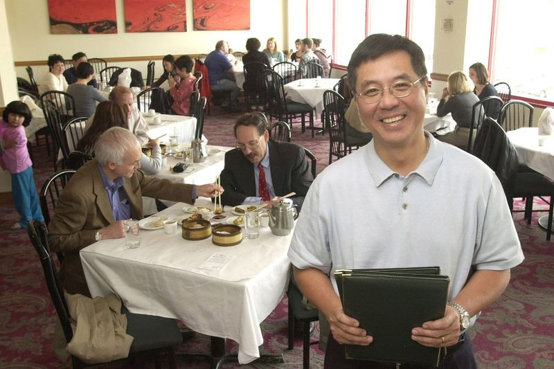 O chef e proprietário de restaurante de Chicago, Eddy Cheung, em 2003 no Phoenix em Chinatown. Ele foi um dos primeiros a oferecer um dim sum no estilo de Hong Kong ou mesmo de Toronto, de acordo com Steve Dolinsky, Hungry Hound da ABC7.