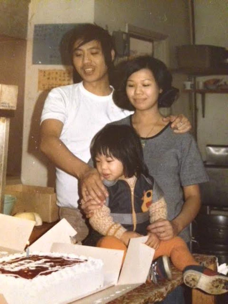 Eddy Cheung com sua filha Carol e sua falecida esposa Denny em seu primeiro restaurante para viagem em Toronto.