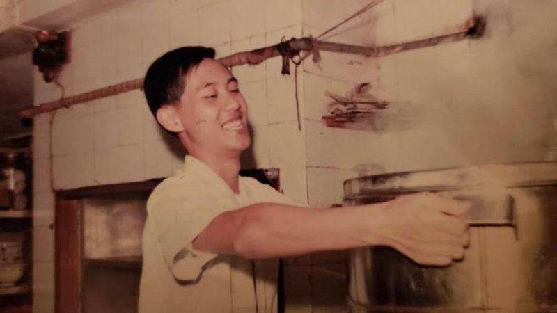 Eddie Cheung na cozinha de seu restaurante Jade Court original, em Toronto.