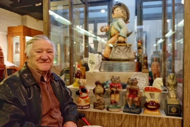 C. Glenn Richardson im Haeger Potteries Museum vor den von ihm hergestellten Haeger Whisky-Dekantern. | Bereitgestelltes Foto