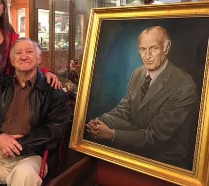 C. Glenn Richardson und ein Gemälde von Joseph F. Estes, dem ehemaligen Chef von Haeger Potteries in East Dundee, wo Herr Richardson Top-Designer war. | Bereitgestelltes Foto