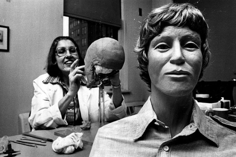 Betty Pat Gatliff werd in 1980 ingehuurd door Dr. Robert Stein, de medisch onderzoeker van Cook County, om de gezichten te reconstrueren van negen niet-geïdentificeerde slachtoffers van seriemoordenaar John Wayne Gacy.