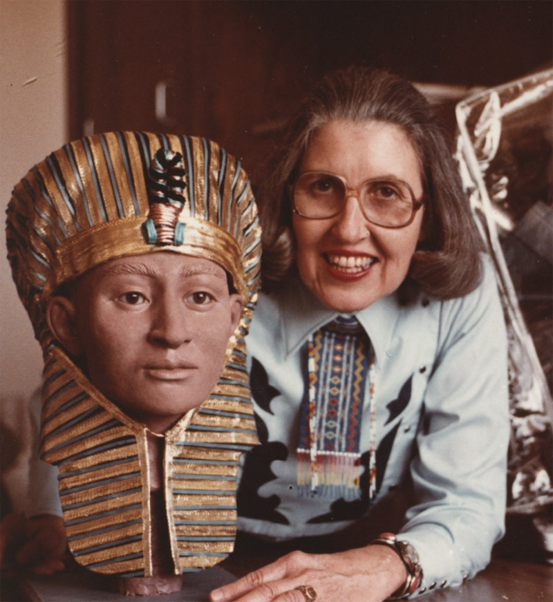 Betty Pat Gatliff met een buste van King Tut die ze heeft gemaakt.