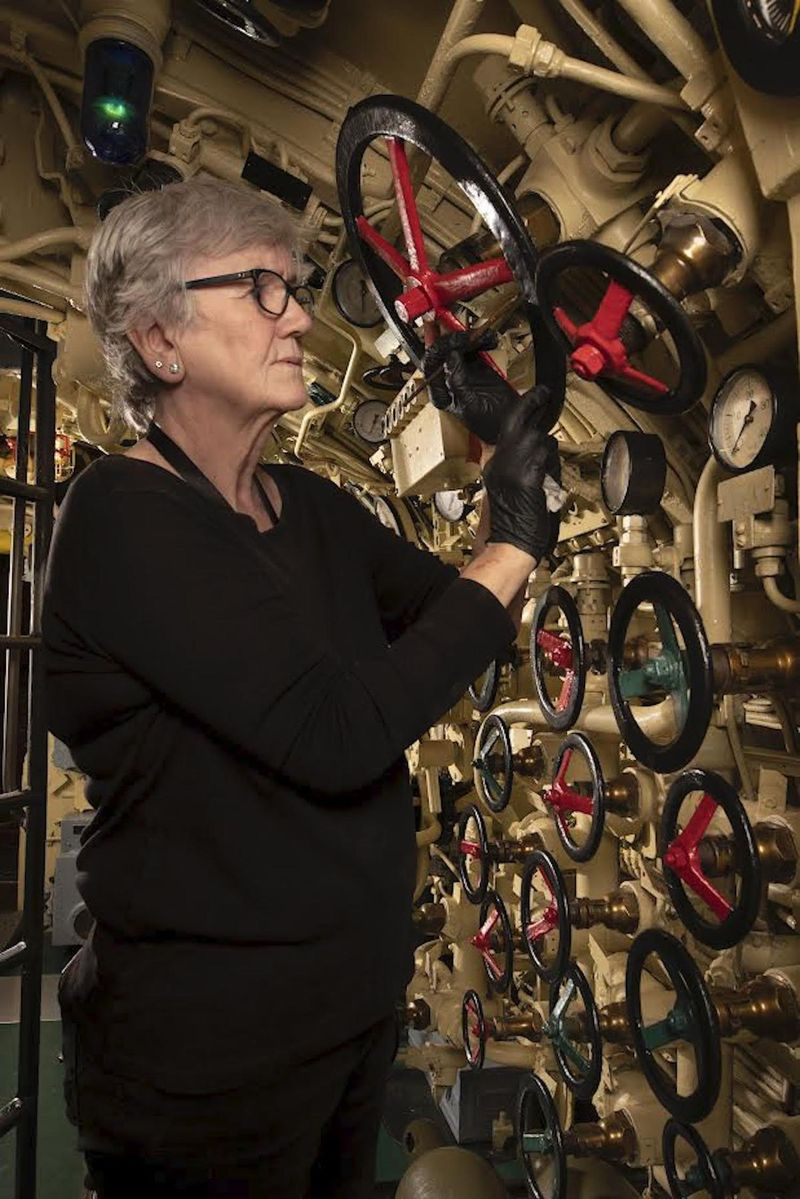 Jane Foley puhastas Teadus- ja Tööstusmuuseumis kinni võetud natside allveelaeva U-505 instrumente, põrandaid ja tekke ning eemaldas selle propelleritelt korrosiooni. Ta oli osav vanade kattekihtide eemaldamises ja vintage värvide värvide sobitamises.