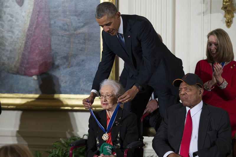 Tuometinis prezidentas Barackas Obama 2015 m. Baltuosiuose rūmuose įteikė Prezidento laisvės medalį į pensiją išėjusiai NASA matematikei Katherine Johnson.