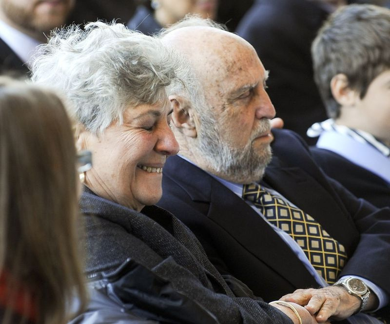 Dr. Benjaminas Emanuelis ir Marsha Emanuel, Rahmo Emanuelio tėvai, klausosi, kaip jis jiems dėkoja per inauguraciją meru 2011 m. gegužės 16 d.