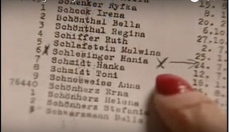 Margot Schlesinger hittar sitt namn på Schindlers lista, som ett barnbarn fick från Yad Vashem World Holocaust Remembrance Center i Israel. | USC Shoah Foundation
