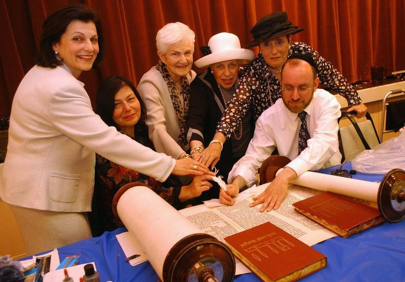 Margot Schlesinger (i mitten, bär halsduk) med döttrarna (från vänster) Sabine Himmelfarb och Regine Schlesinger Meisel, faster Rita Wind och dottern Aline Yolkut vid invigningen av en Torah före Förintelsen räddad av Rabbi Menachem Youlus (höger) och dedikat