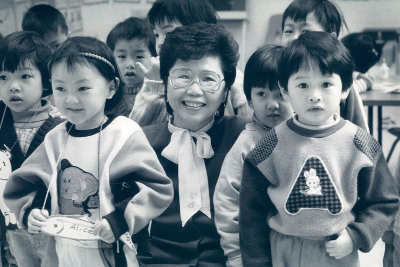 Pokazana tu w 1988 roku Bernarda Bernie Wong była założycielką i wieloletnim prezesem Chińsko-Amerykańskiej Ligi Usług.