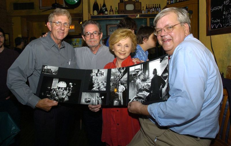 William Recktenwald (z lewej) na zdjęciu w 2008 roku ze swoimi byłymi kolegami z serii Sun-Times Mirage Tavern.