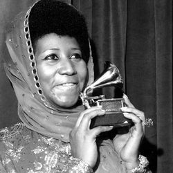 Aretha Franklin bergambar dengan Anugerah Grammynya untuk persembahan vokal R&B wanita terbaik untuk Ain