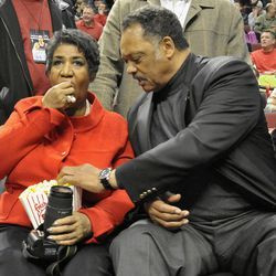 Pendeta Jessie Jackson dan Aretha Franklin menikmati permainan Chicago Bulls pada tahun 2011. | Scott Stewart~Sun-Times