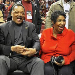 Pendeta Jessie Jackson dan Aretha Franklin menikmati permainan Chicago Bulls pada tahun 2011. | Scott Stewart~Sun-Times