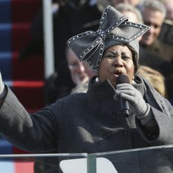 Aretha Franklin menyanyi semasa perasmian Barack Obama 20 Januari 2009. | Alex Wong/Getty Images)