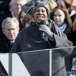 Aretha Franklin menyanyi semasa perasmian Barack Obama 20 Januari 2009. | Alex Wong/Getty Images)
