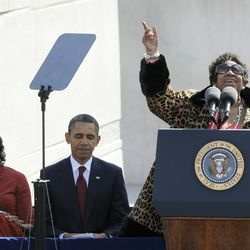 Franklin menyanyi sebelum Presiden Obama berucap pada dedikasi Memorial Martin Luther King Jr. di Washington. | Foto AP