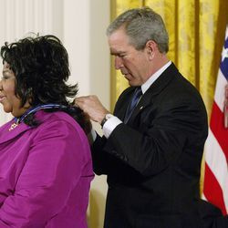 Presiden George W. Bush menyampaikan Pingat Kebebasan Presiden kepada Aretha Franklin pada tahun 2005. | MANDEL NGAN/AFP/Getty Images