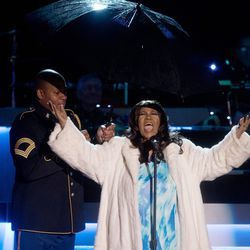 Aretha Franklin membuat persembahan semasa upacara Pencahayaan Pokok Krismas Kebangsaan pada tahun 2013. | AFP/Getty Images
