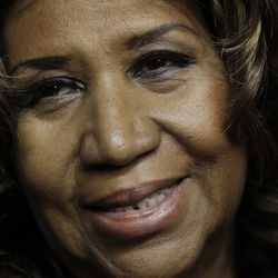 Aretha Franklin tersenyum selepas perlawanan Detroit Pistons-Miami Heat pada 2011. | Foto AP/Paul Sancya