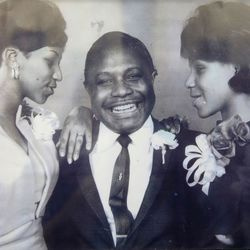 Aretha Franklin (L) bersama bapanya C.L. Franklin dan kakak Caroline. | AFP/NEW BETHEL BAPTIST CHURCH