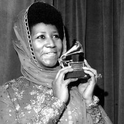 Pada tahun 1975, Franklin bergambar dengan Anugerah Grammynya untuk Ain