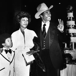 Aretha Franklin dan suami barunya, Glen Turman, tiba untuk resepsi perkahwinan mereka pada tahun 1978. | Foto AP/Doug Pizac