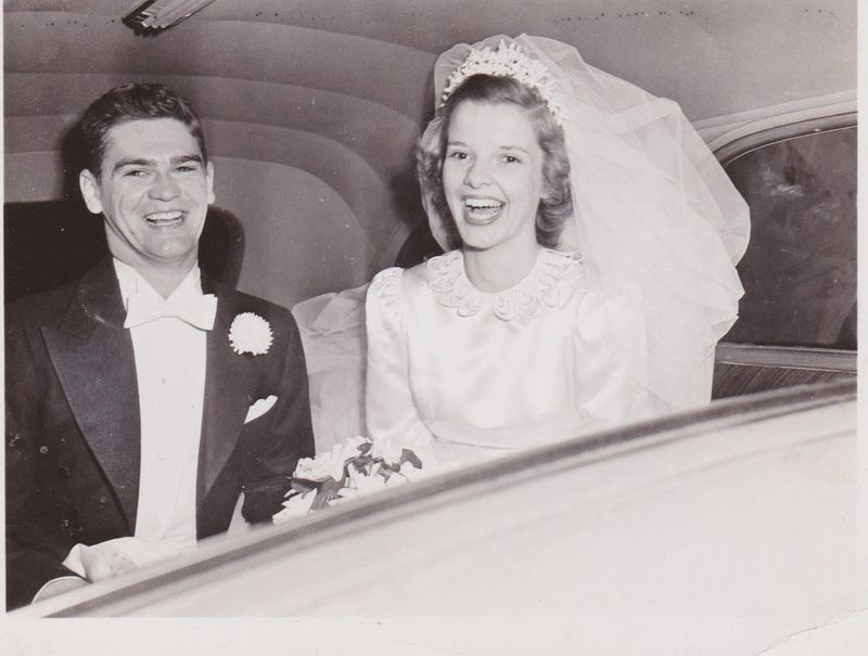 1945年の結婚式の日のチャールズとバーバラコンプトン。