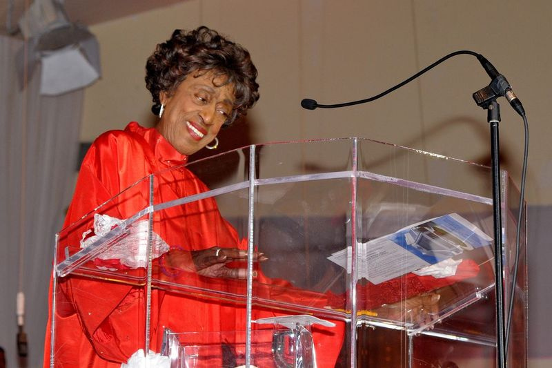 Rev. Helen Ward Carry vorbind la un eveniment.