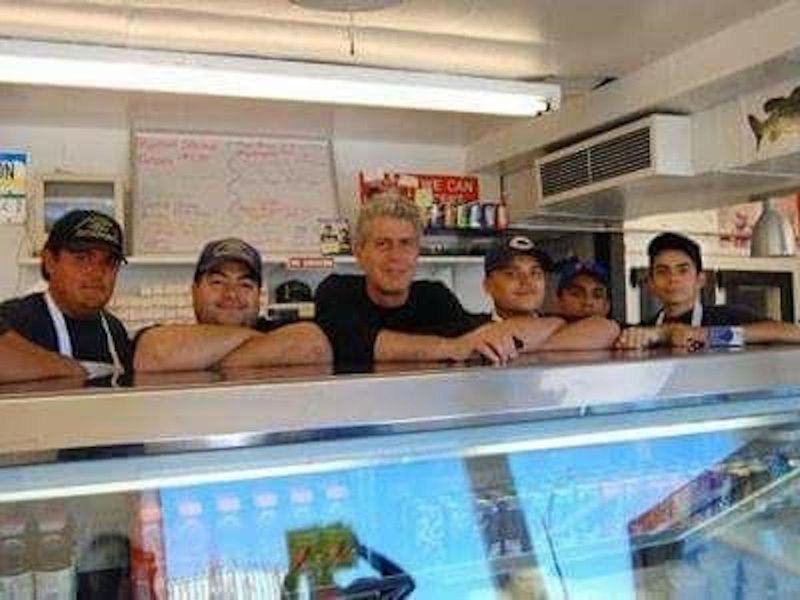 Carlosas Rosas, kairėje nuo Anthony Bourdain, 2008 m. pasveikino šefą Calumet Fisheries.