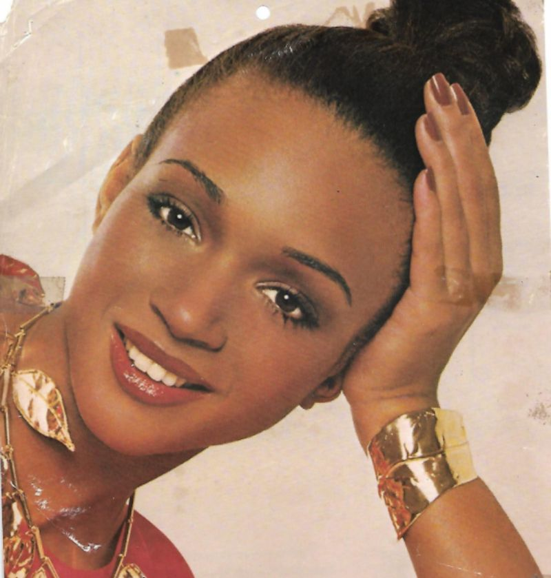 Carmen Collins, stiilis ja pildistas ajakirja Ebony jaoks 1977. aastal tema õemees Ernest Collins. Ta ütles, et see oli Fashion Fair Cosmeticsi kastidel ja sattus Jamaical stendile.